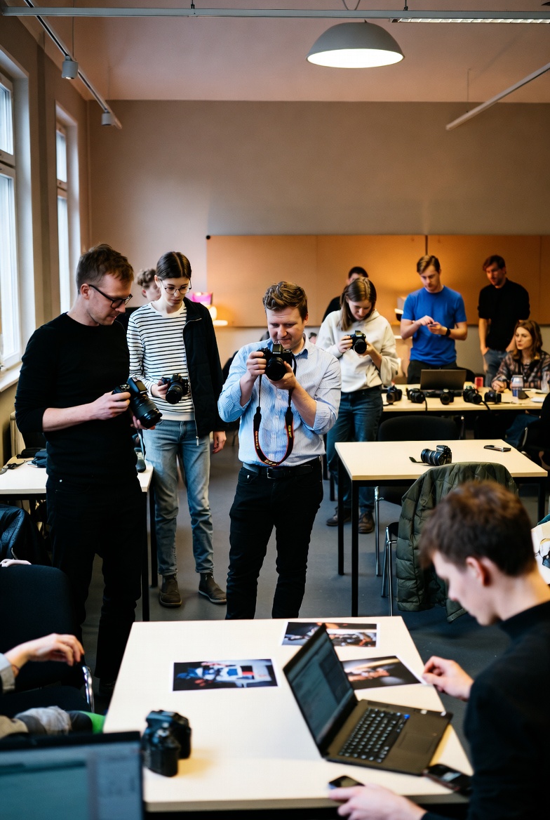 Fotografiverksted med deltakere som lærer kamerateknikker